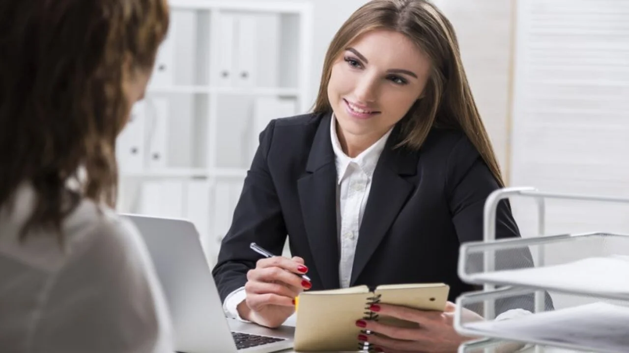 Cómo prepararse para una entrevista: aprende a hacerlo con éxito en este curso gratis