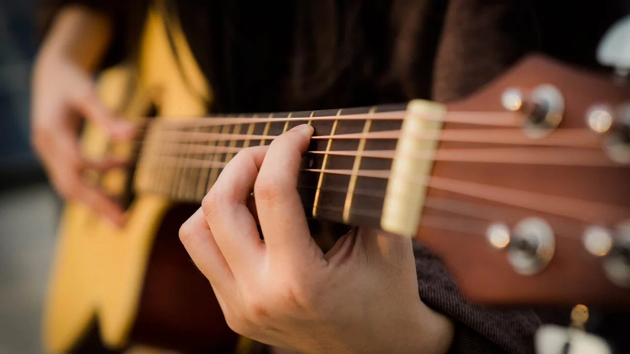 Aprende a tocar la guitarra de forma rápida y sencilla con este curso Gratis